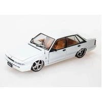 1:24 Metallic White Custom Holden VL Calais Fully Detailed (DDA706)